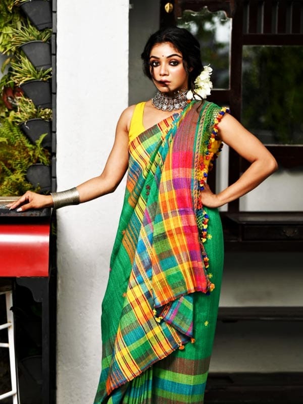 হ্যান্ডলুম শাড়িতেই হোক সপ্তমীর বাজিমাত।