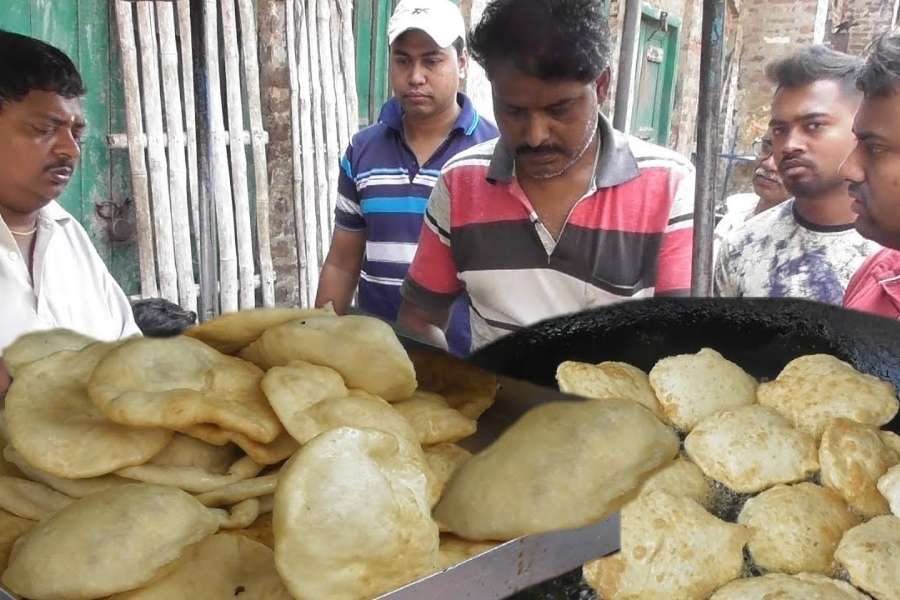 বাঙালির কাছে কচুরি খাওয়ার অবশ্য নির্দিষ্ট কোনও সময় নেই! আর পুজোর সময় তো বটেই। তবুও বলব সকালের জলখাবারেই ভাল, রাতটা বরং তোলা থাক?  
