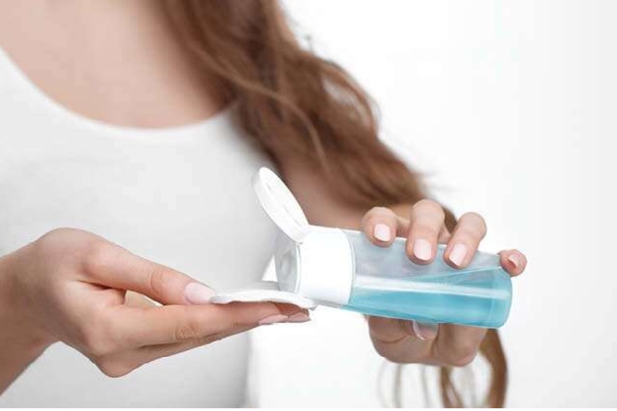 মুখ পরিষ্কার করার পর টোনার ব্যবহার করুন।