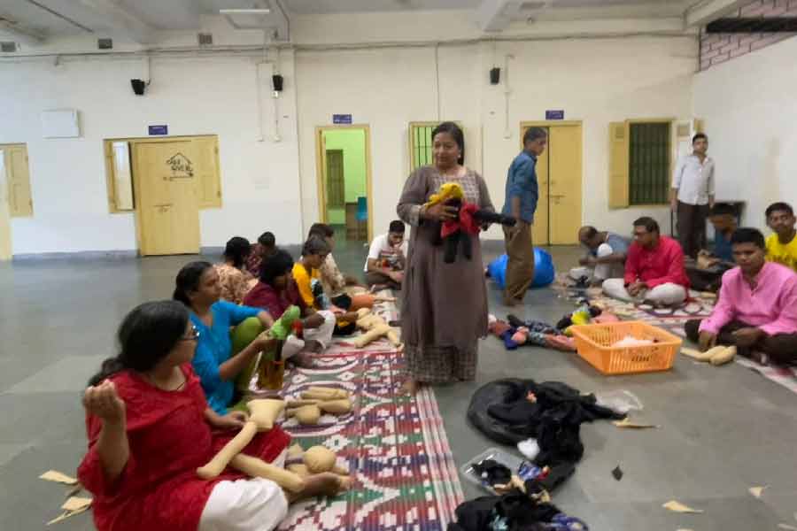 দিদিমণি অঞ্জনা চক্রবর্তীর সাহায্যেই নিজেদের মনের মতো পুতুল বানাচ্ছেন আবাসিকরা।