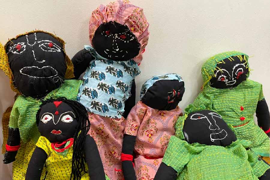 কালো কাপড়ের উপর সাদা আর লাল সুতো দিয়ে তৈরি হয়েছে পুতুলের চোখ-মুখ। 