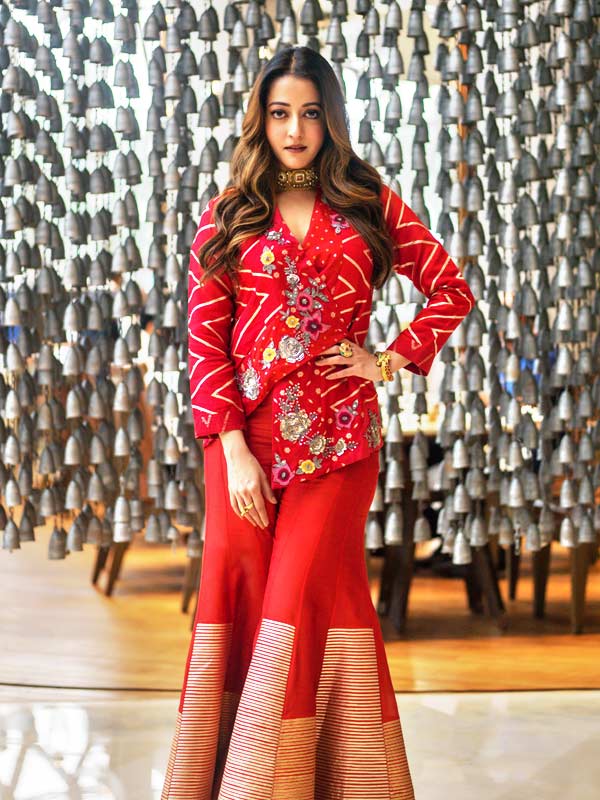 লাল পোশাকে মোহময়ী রাইমা।