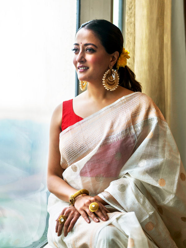 লাল-সাদায় দশমীর সাজে অভিনেত্রী।