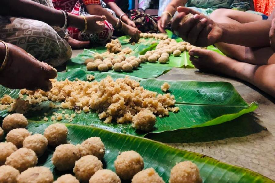  শ’ খানেক নারকোল ভেঙে কুরিয়ে নাড়ু করা, অষ্টমীর দুপুরে লুচির জোগাড়— মেলা কাজ।