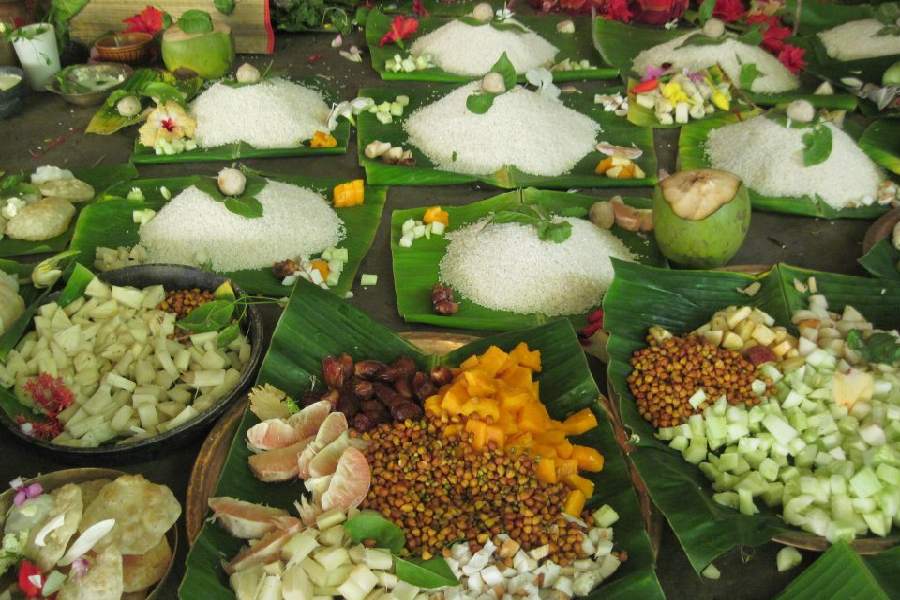 গেরস্থ ঘরের সাধারণ রান্না, পঙ্‌ক্তি ভোজনের আনন্দে হয়ে ওঠে দেবভোগ্য।