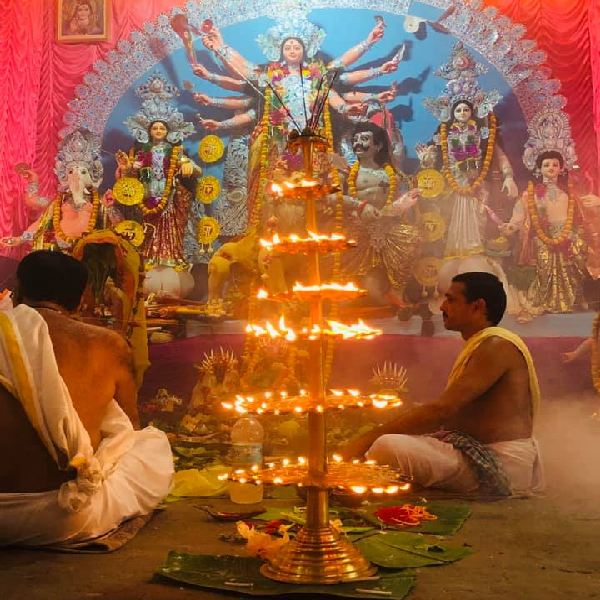 এ বাড়ির পুজোয় সন্তানের আর বস্তুর মঙ্গলার্থে একই মণ্ডপে পূজিতা হন জঙ্গল জননী বিশালাক্ষী আর মা শীতলা।