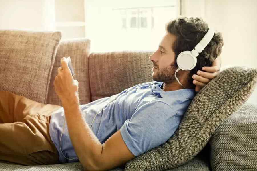 হেডফোন ব্যবহারেও হতে হবে সতর্ক। 