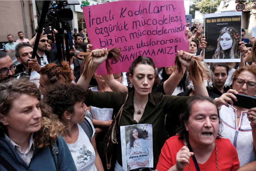 সরকার-বিরোধী বিক্ষোভের আগুনে পুড়ছে ইরানের রাজধানী তেহরান-সহ কমপক্ষে ৮০টি শহর। মানবাধিকার এবং মৌলিক অধিকার ফিরে পাওয়ার দাবিতে বিক্ষোভ দেখাতে শুরু করেছেন সে দেশের বহু মানুষ। কিন্তু কেন মাত্র কয়েক দিনের ব্যবধানে রণক্ষেত্রে পরিণত হয়েছে ইরান? নেপথ্যে ইরানের ২২ বছরের এক তরুণী মাহশা আমিনির মৃত্যু।