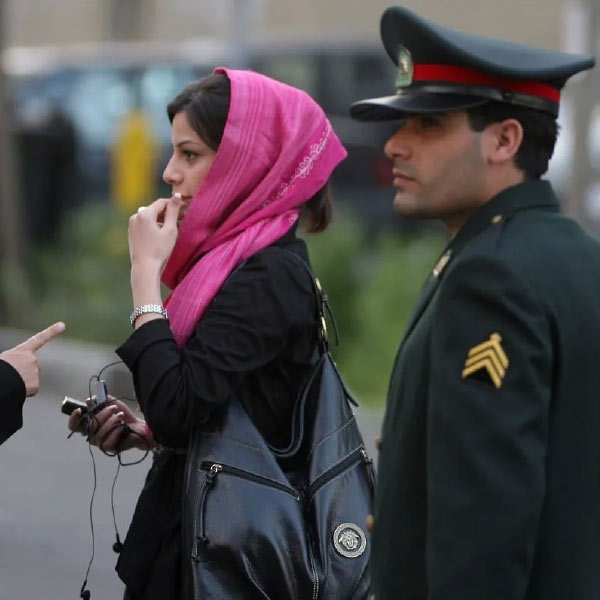 কিয়ারেশ এবং মাহশা হাইওয়ে দিয়ে যাওয়ার সময় তেহরানের কিছু আগে তাঁদের পথ আটকায় টহলে থাকা পুলিশের দল। কিয়ারেশ-মাহশাকে গাড়ির কাচ নামানোর নির্দেশ দেওয়া হয়।