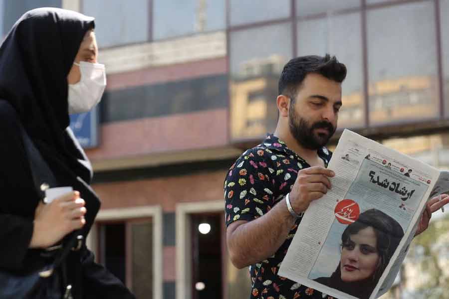 স্থানীয় সংবাদমাধ্যমের প্রতিবেদন অনুযায়ী, গাড়ির ভিতরে বসে থাকা ভাই-বোনের উপর হম্বিতম্বি শুরু করে দেয় পুলিশ। মাহশা হিজাব কেন পরেননি? বার বার করা হয় একই প্রশ্ন। মাহশার ‘দোষ’, তিনি প্রশ্নের জবাবে ব্যক্তি স্বাধীনতার কথা বলেছিলেন। জানিয়েছিলেন তাঁর ইচ্ছার কথা।