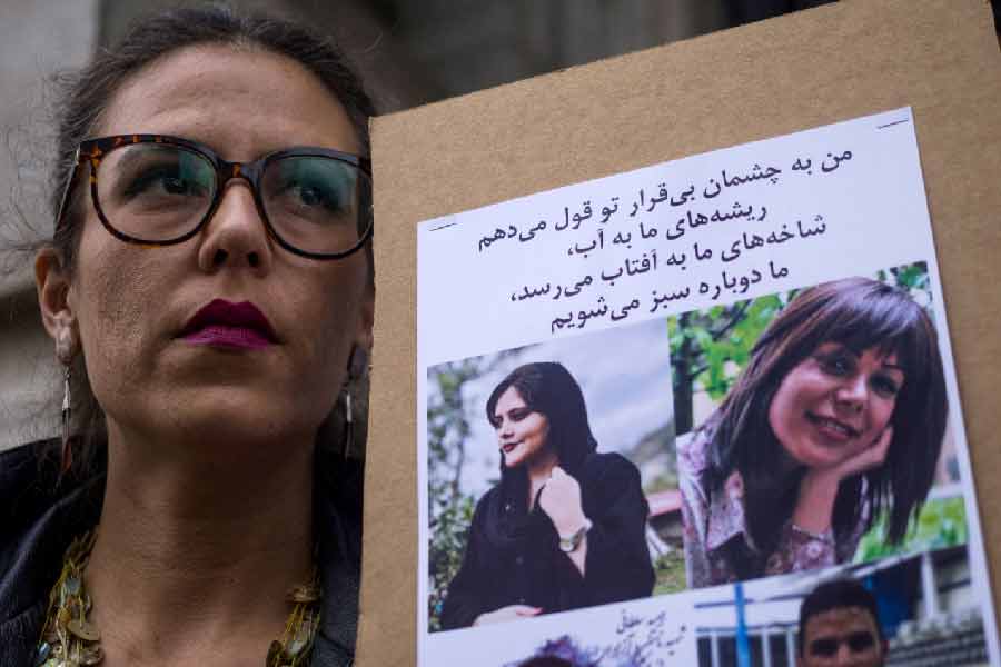 প্রত্যক্ষদর্শীদের বিবরণ অনুযায়ী, এর পরই রেগে আগুন হয় ওই পুলিশের দল। হিজাব না পরার ‘শাস্তি’ হিসাবে গাড়ি থেকে হিড়হিড় করে টেনে নামানো হয় মাহশাকে। মাটিতে লুটিয়ে পড়লেও তাঁকে টেনে হিঁচড়ে পুলিশের গাড়িতে তোলে পুলিশ।