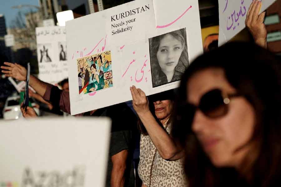 ভাই কিয়ারেশকে পুলিশ জানায়, মাহশাকে ‘সহবৎ’ শেখাতে কিছু সময়ের জন্য আটকে রাখা হবে। কিছু ক্ষণ পরই তাঁকে ছেড়ে দেওয়া হবে। 