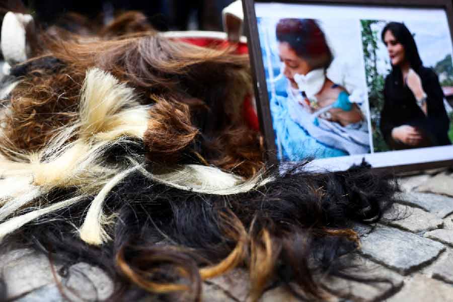 হাসপাতালের চিকিৎসকরা জানান, ‘ব্রেন ডেড’ অবস্থায় হাসপাতালে ভর্তি করানো হয়েছিল মাহশাকে। হৃদ্‌স্পন্দন থাকলেও নড়াচড়ার ক্ষমতা ছিল না। তাঁকে আইসিইউতে ভর্তি করানো হয়। এর ৪৮ ঘণ্টা পর মাহশা হৃদ্‌রোগে আক্রান্ত হয়ে মারা যান। অনেক চেষ্টা করেও বাঁচানো যায়নি তাঁকে। 