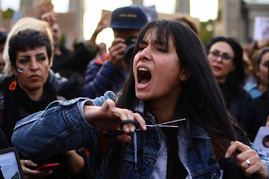 মাহশার খবর চাউর হতেই ইরানে দিকে দিকে অসন্তোষের আগুন ছড়িয়ে পড়ে। গত সপ্তাহের শেষে ইরানের উত্তরে কুর্দিস্তানে প্রথম প্রতিবাদ শুরু হয়, যা ক্রমে ছড়িয়ে পড়ে গোটা দেশে।
