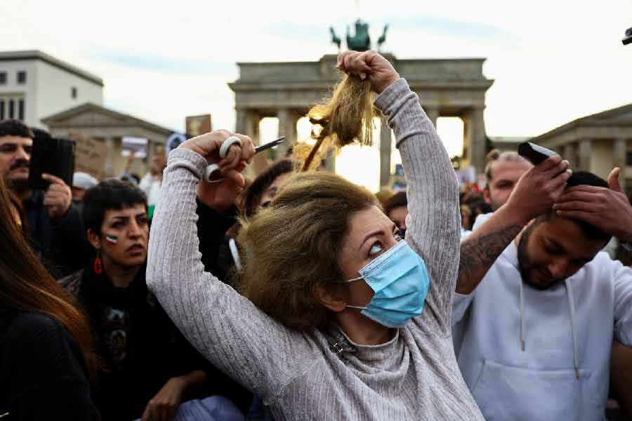 মাহশার মৃত্যুর পর থেকেই ইরানের রাস্তায় দেখা যাচ্ছে গণক্ষোভের বহিঃপ্রকাশ। হিজাব পোড়ানো থেকে শুরু করে মাথার চুল কেটে ফেলা— বিভিন্ন অভিনব পন্থায় প্রতিবাদে নেমেছেন সে দেশের বহু পুরুষ-মহিলা।