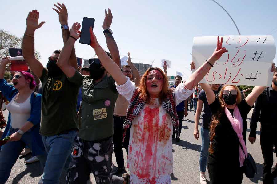 বিক্ষোভ সামাল দিতে সরকারের তরফ থেকে রাস্তায় পুলিশ নামিয়েও বিশেষ লাভ হয়নি। পুলিশকে লক্ষ্য করে চলেছে ইট-পাথরের বৃষ্টি। পোড়ানো হয়েছে পুলিশের গাড়িও।