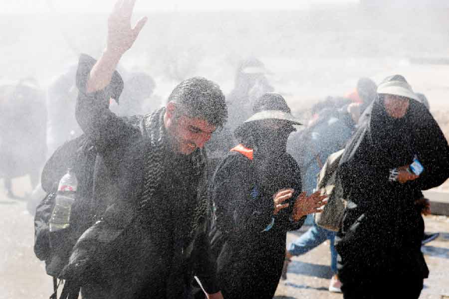 এক স্বেচ্ছাসেবী সংস্থার দাবি, বৃহস্পতিবার পর্যন্ত পুলিশের গুলিতে ৩১ জন মারা গেলেও শুক্রবার তা বেড়ে দাঁড়িয়েছে ৫০ জন। তবু দমানো যাচ্ছে না প্রতিবাদীদের। গুলি চালিয়েও সাধারণ মানুষকে ‘বাগে’ আনতে পারছে না পুলিশ। 