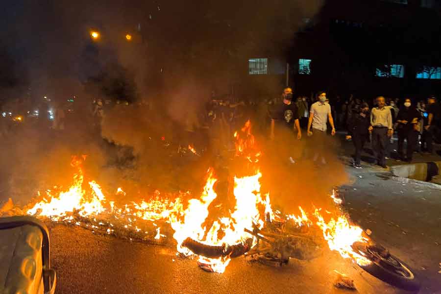 সরকার-বিরোধী স্লোগান দেওয়ার পাশাপাশি কুশপুতুল পুড়িয়েও প্রতিবাদ করতে দেখা গিয়েছে তেহরানের মানুষকে।