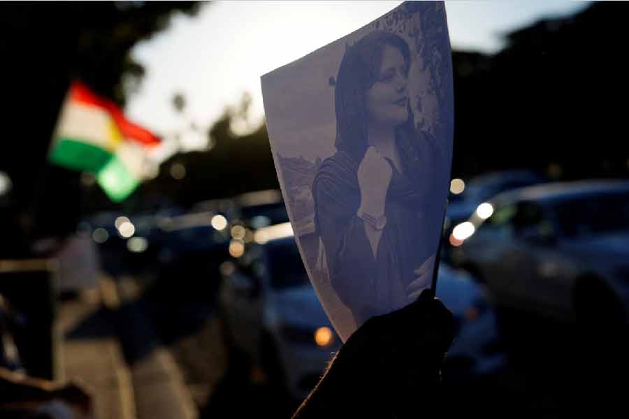 হিজাব পরা নিয়ে বা মহিলাদের অধিকার রক্ষার লড়াইয়ে সরকারে বিরুদ্ধে বিক্ষোভ এই প্রথম নয়। এর আগেও হিজাব না পরার দাবি নিয়ে বহু বার রাস্তায় নেমেছেন সে দেশের মহিলারা।