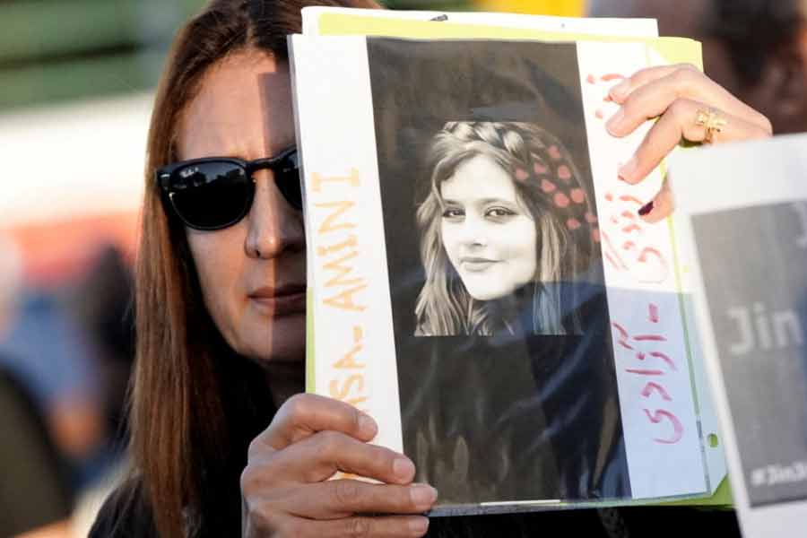 তিন দশক আগেও হিজাব পরিধান করা নিয়ে তটস্থ থাকতে হত না ইরানের মহিলাদের। বরং সেই সময়ের তোলা ছবি কিন্তু অন্য কথা বলে। ১৯৭৯ সালে রাজতন্ত্র-বিরোধী বিপ্লবের সাক্ষী হন ইরানের মানুষ। পহলভি রাজবংশের শাসক শাহ মহম্মদ রেজা পহলভিকে সরিয়ে আয়াতুল্লাহ রুহুল্লাহ খোমেইনির নেতৃত্বে ক্ষমতায় আসে ইসলামিক রিপাবলিক সরকার।