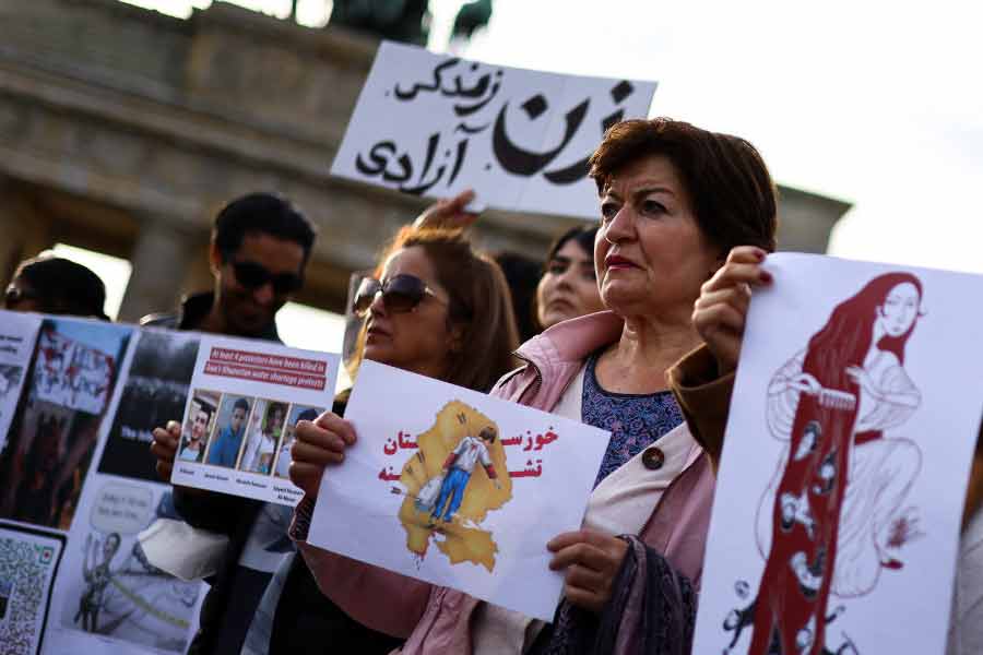 রাজপরিবারের উৎখাতের সঙ্গে সঙ্গেই পাল্টে যায় ইরানের সামাজিক পরিস্থিতি এবং রীতিনীতিও। এর বেশি প্রভাব পড়ে মহিলাদের উপরে। ক্ষমতায় আসার পর ইরানের তৎকালীন সর্বোচ্চ নেতা আয়াতুল্লাহ রুহুল্লাহ খোমেইনি আদেশ দেন, জাতি-ধর্ম নির্বিশেষে দেশের সব মহিলাকে হিজাব পরে থাকতে হবে। তার পর থেকে শুরু হয়ে পোশাকবিধি নিয়ে সরকারের কট্টর মনোভাবের বিরুদ্ধে মহিলাদের দীর্ঘ লড়াইয়ের ইতিহাস।