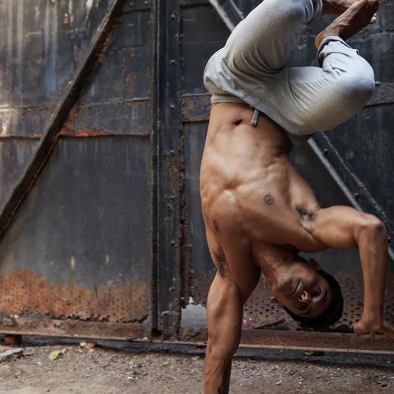 ১৯৮৫ সালের ১৭ অক্টোবর মহারাষ্ট্রের পুণেতে জন্মগ্রহণ করেন নূপুর। স্নাতক হন মুম্বইয়ের আরএ পোদ্দার কলেজ অফ কমার্স অ্যান্ড ইকোনমিকস্‌ কলেজ থেকে। নূপুরের মা প্রীতম শিখারে এক জন নৃত্যশিল্পী।