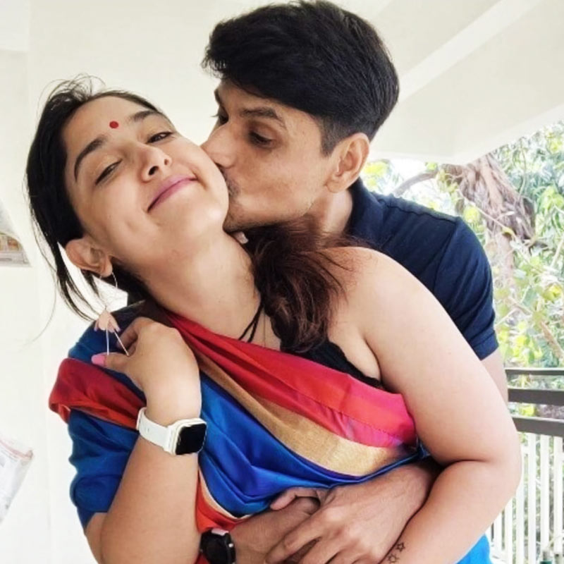 এর পর এই যুগল একে অপরের ঠোঁটে চুমু খান। পুরো ঘটনার ভিডিয়ো ইতিমধ্যেই সমাজমাধ্যমে হইচই ফেলেছে।