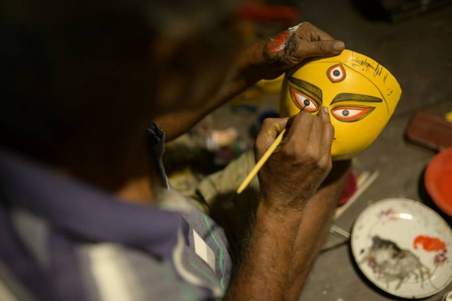 পিতৃপক্ষের অবসান, মাতৃপক্ষের সূচনা। মহালয়ার পূণ্য তিথির সঙ্গে সঙ্গেই শহর জুড়ে শুরু হয়ে যায় মাতৃ আরাধনা। 