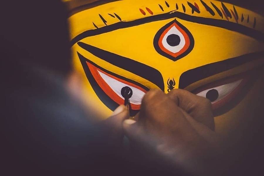 প্রচলিত প্রথা অনুযায়ী, এই দিনেই আঁকা হয় মায়ের চোখ। অর্থাৎ চক্ষুদান করা হয় মাতৃপ্রতিমার। 