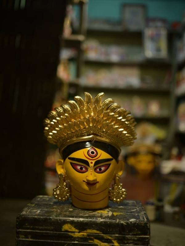 উদ্বোধন থেকে মণ্ডপে প্রতিমা পাঠানো, ইত্যাদির চাপে বেশিরভাগ প্রতিমার কাজ আগে-ভাগে শেষ করে রাখা হয়।