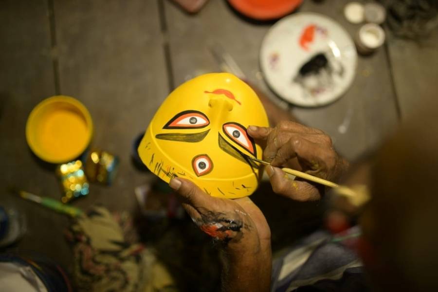 তবে আজও মহালয়ার সকালে নিয়ম করে একটি বা দু’টি ঠাকুরের চোখ আঁকেন শিল্পীরা।