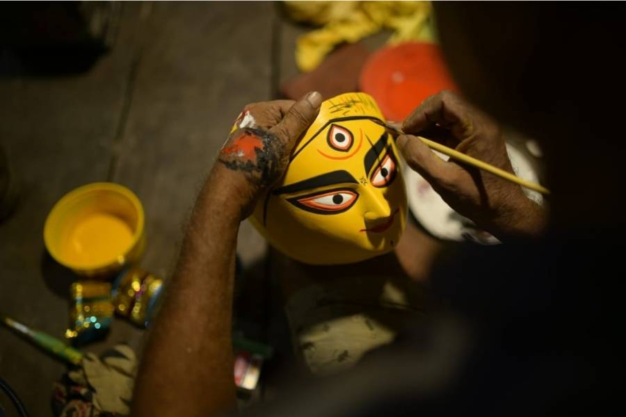 সেই চক্ষুদানের মাধ্যমেই কুমোরটুলিতে শুরু হয় শেষ মুহূর্তের প্রস্তুতি। কোমর বেঁধে নেমে পড়েন শিল্পীরা।