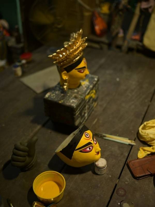 এই বছর কুমোরটুলির ছবিটা অন্য। অতিমারি পরিস্থিতি কাটিয়ে ফের পুজোর ছন্দে ফিরেছে শহর।