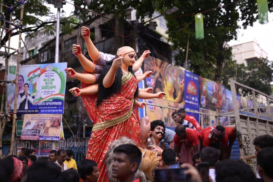 ইতিমধ্যেই শহরের বিভিন্ন প্রান্তে মণ্ডপে প্রতিমা চলে এসেছে। শুরু হয়ে গিয়েছে উদ্বোধনও। 