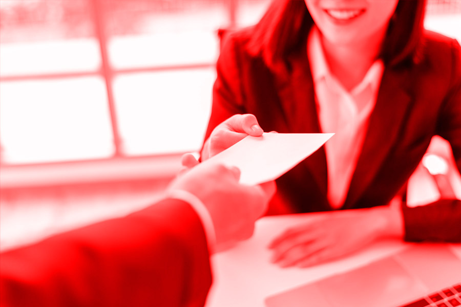 সংবাদ সংস্থা সূত্রে খবর, একাধিক ব্যক্তির থেকে টাকা ধার নিয়েছিলেন ওই মহিলা। কিছু ঋণ মেয়ের নামেও নেন বলে অভিযোগ তাঁর বিরুদ্ধে।