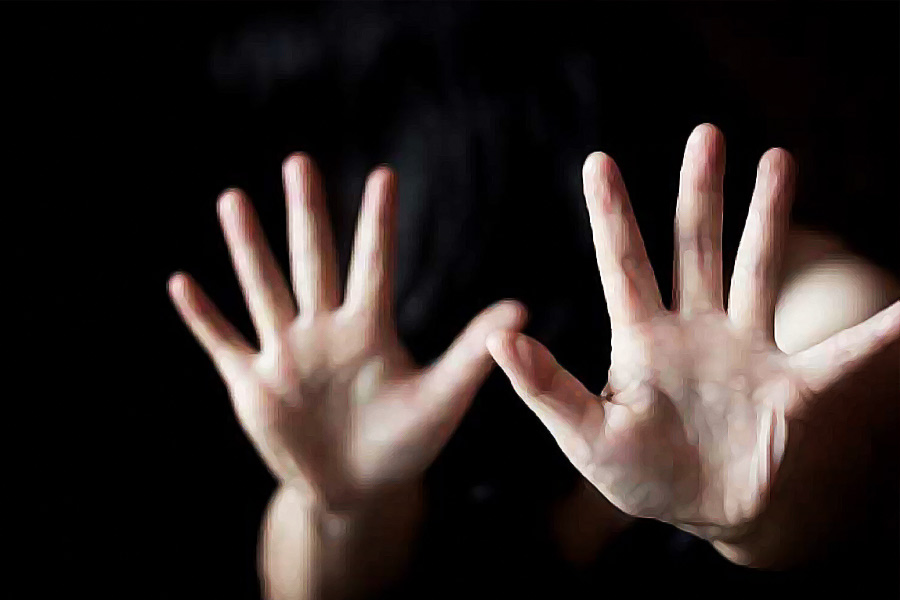  মালয়েশিয়ার সংবাদমাধ্যম ‘চায়না প্রেস’ সূত্রে খবর, নির্যাতিতা কিশোরী দাবি করেছেন, চলতি বছরের শুরুতে ৬০ বছর বয়সি ভাড়াটিয়ার সঙ্গে জোর করে শারীরিক সম্পর্ক স্থাপন করতে হয়েছে তাকে।