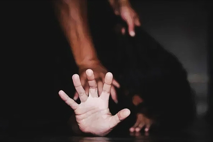 ওই বৃদ্ধকে ‘গডফাদার’ বলে ডাকে কিশোরী। কিশোরীর সঙ্গে শারীরিক সম্পর্ক স্থাপনের জন্য টাকা দিতেন ‘গডফাদার’। সেই টাকা পরে তাঁর মাকে দিত কিশোরী।