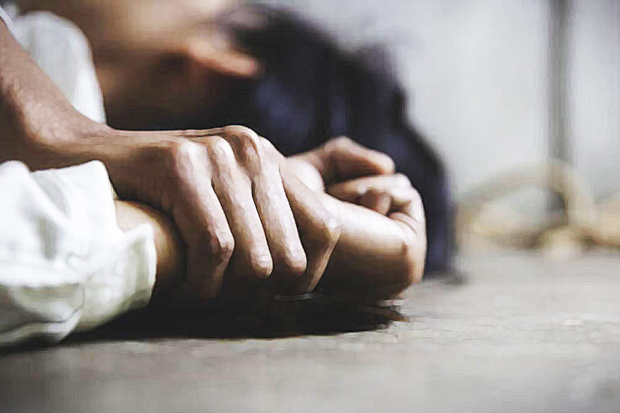  যত দিন কিশোরীর সঙ্গে ওই বৃদ্ধ শারীরিক সম্পর্ক স্থাপন করতেন, তত দিন একে অপরকে ‘বয়ফ্রেন্ড’, ‘গার্লফ্রেন্ড’ বলে সম্বোধন করতেন। ঋণের টাকা মেটাতে ওই বৃদ্ধ যাতে আর্থিক ভাবে সাহায্য চালিয়ে যান, সে কারণেই তাঁর শয্যাসঙ্গিনী হতে কিশোরীকে বাধ্য করতেন তার মা। এমনই অভিযোগ করেছেন ওই কিশোরী।