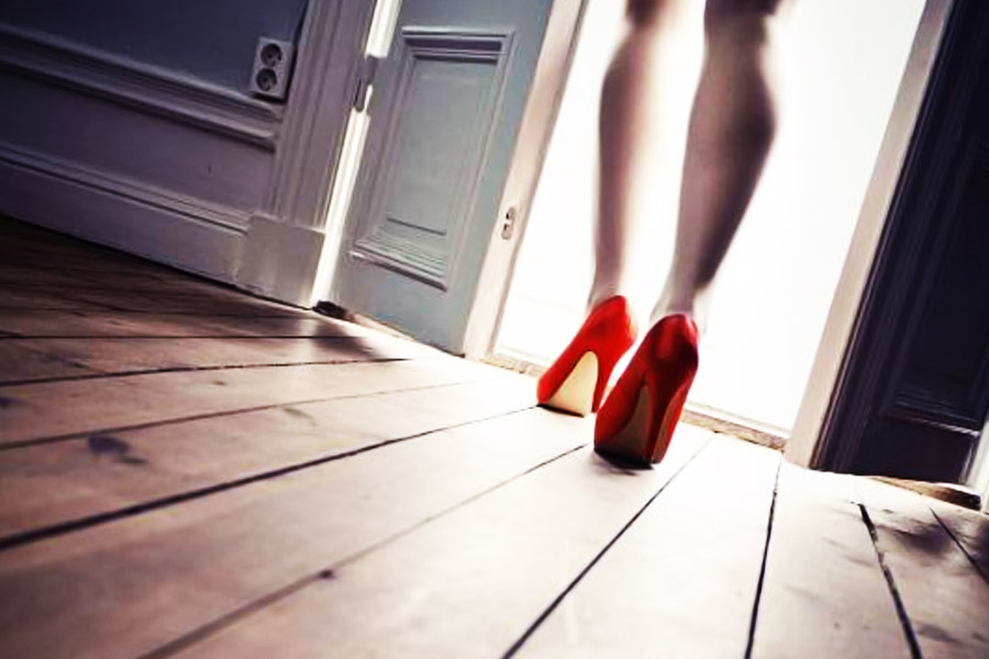 এই ভাবে দিনযাপনের পর বাড়ি ছেড়ে পালায় কিশোরী। চলতি বছরের মার্চ মাসে বাড়ির কাছে একটি শিশুদের আবাসে আশ্রয় নেয় সে।