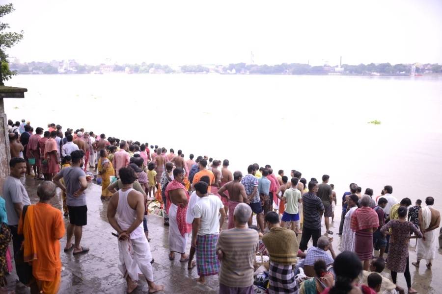 মহালয়া মানেই আগমনীর সুর এবং বীরেন্দ্রকৃষ্ণ ভদ্রের চণ্ডীপাঠ। মহালয়ার সকালে গঙ্গার ঘাটে তর্পণ করছেন মানুষ – এই ছবি বাঙালির চিরপরিচিত।  