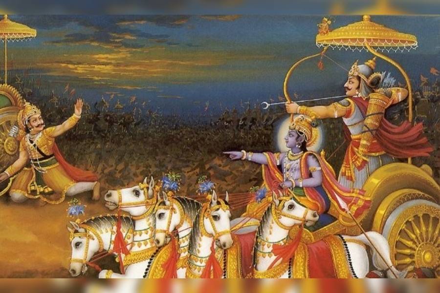 ব্যাসদেব রচিত মহাভারতে এই দিন তর্পণের উল্লেখ রয়েছে। কুরুক্ষেত্রের যুদ্ধে মৃত্যুর পর স্বর্গে গমন করেন বীর যোদ্ধা কর্ণ। সেখানে তাঁকে খাদ্য স্বরূপ স্বর্ণ, রত্ন, মণিমাণিক্য দেওয়া হয়।