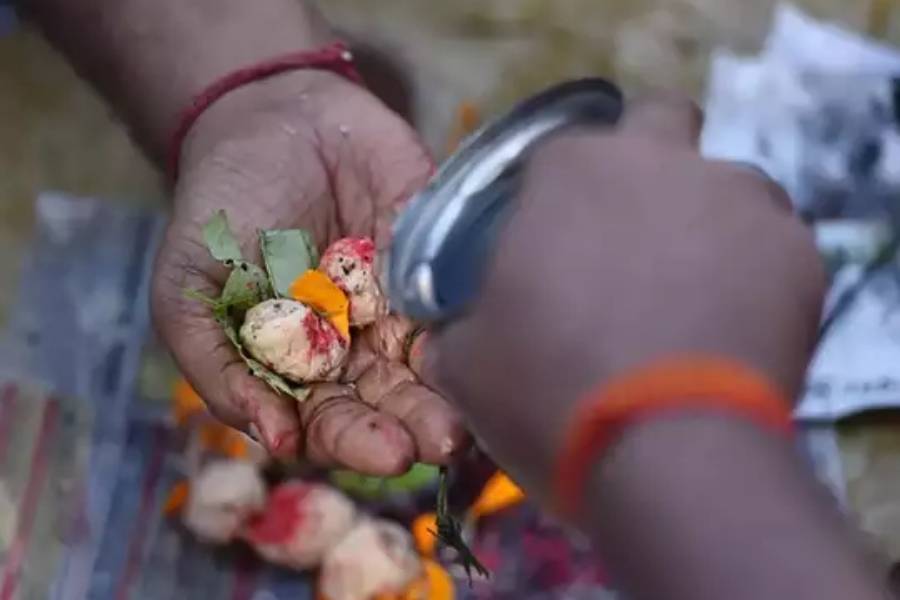 তাই এক পক্ষকালে মর্ত্যে ফিরে গিয়ে কর্ণ পিতৃপুরুষকে জল এবং অন্ন দান করে প্রায়শ্চিত্ত করেন। এই একপক্ষ কালকে পিতৃপক্ষ বলা হয়। আর তার শেষে হয় তর্পণ। 