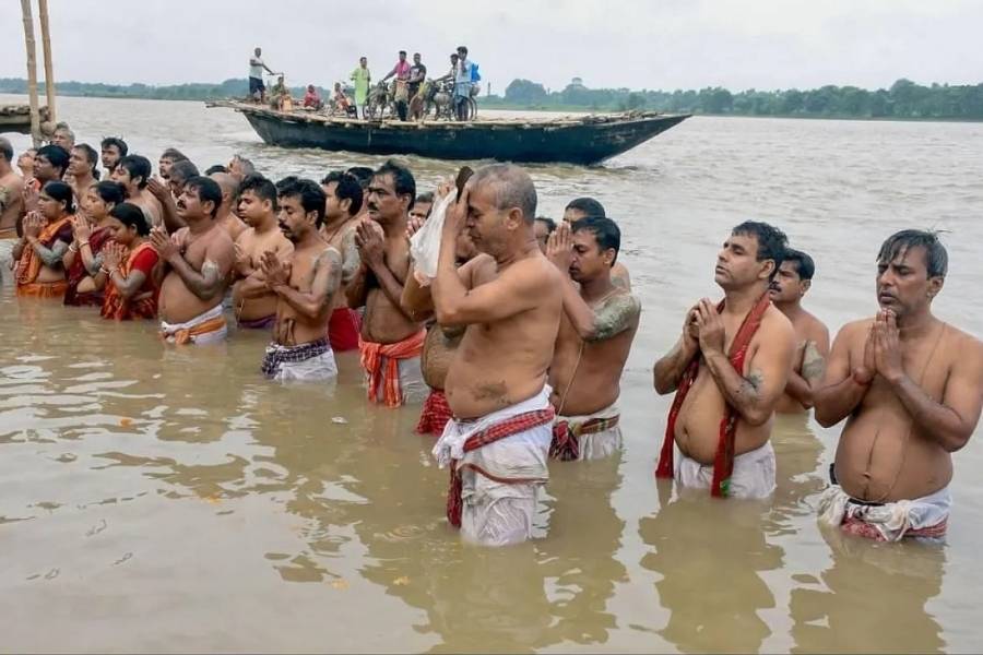 এর পরে যখন বৃশ্চিক রাশিতে সূর্য প্রবেশ করে, তখন পুনরায় তাঁরা পিতৃলোকে ফিরে যান। এই অবস্থানের প্রথম পক্ষে তাঁদের উদ্দেশ্যে তর্পণ করা হয়।