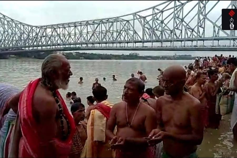 সমস্ত অন্ধকার, শোক, দুঃখ, অমঙ্গল কাটিয়ে আলোর পথে এগিয়ে যাওয়া হয় এই দিনে। তর্পণ শেষে সূর্যপ্রণাম করে আহ্বান জানানো হয় মা মহামায়াকে - “সর্ব মঙ্গল মঙ্গল্যে শিবে সর্বার্থ সাধিকে / শরণ্যে ত্রম্বকে গৌরি নারায়ণী নমস্তুতে।” 