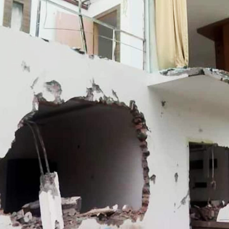 অঙ্কিতাকে খুনের অভিযোগে উত্তাল উত্তরাখণ্ড। তরুণীর মৃত্যুর প্রতিবাদে শামিল হয়েছেন অনেকে। এই পরিস্থিতিতে বেআইনি ভাবে নির্মাণ করা হয়েছে বলে অভিযোগ তুলে রিসর্টটি বুলডোজার দিয়ে গুঁড়িয়ে দেওয়া হয়েছে। 