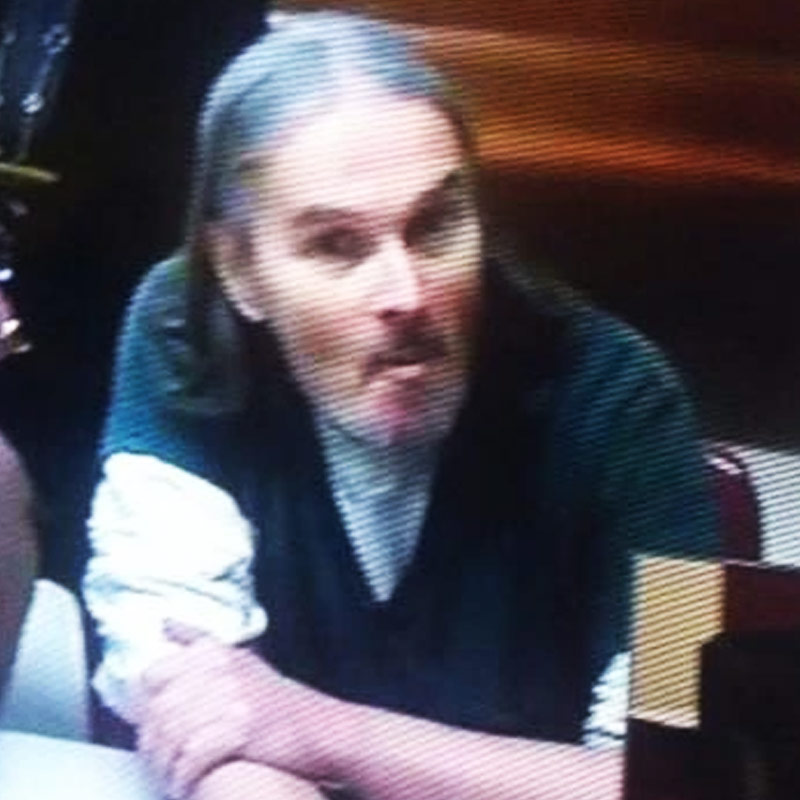 তদন্ত করে পুলিশ দেখে, ১৯৮৮ সালে একটি পাইপ বোমা, ৪৯টি বন্দুক এবং ২০ হাজার বুলেট রাখার অভিযোগে গ্রেফতার করা হয়েছিল ডগলাসকে।