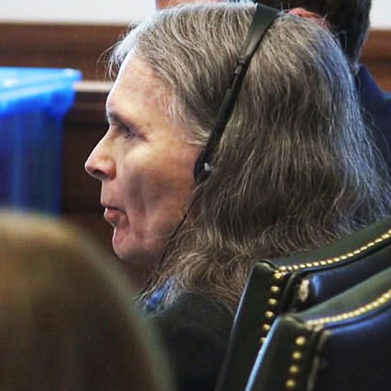 কিন্তু ২০১২ সালে গোলাবারুদ রাখার অভিযোগে যাঁকে গ্রেফতার করা হয়, তিনি তো ডোনা পেরি। তা হলে ডগলাস পেরির সঙ্গে ডোনার ডিএনএ মিলল কী করে? পুলিশ যে অপরাধীকে খুঁজছে তিনি পুরুষ। কিন্তু ডোনা তো মহিলা।