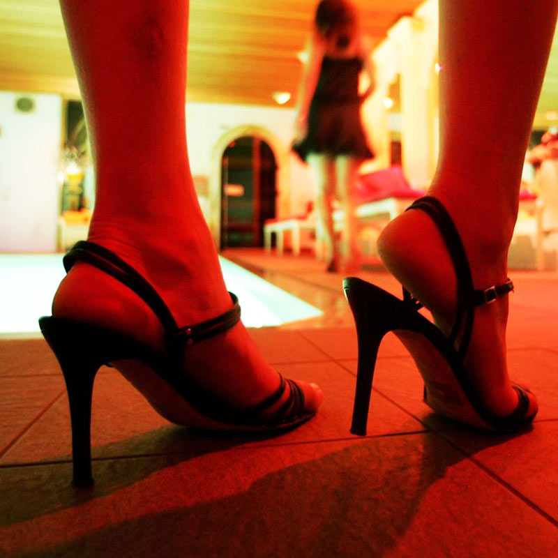 তিনি জানান, যৌনকর্মীদের দেখলেই তার রাগ হত। মানসিক ভাবে মহিলা এবং শারীরিক ভাবে পুরুষ হওয়ায় স্বাভাবিক ভাবেই তিনি সন্তানধারণে সক্ষম ছিলেন না। কিন্তু সন্তানধারণে সক্ষম ছিলেন ওই যৌনকর্মীরা। এটা ভেবেই নাকি রাগ হত ডগলাসের।