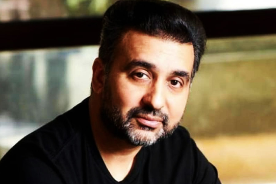 ২০২১ সালের জুলাই মাস। পর্ন ছবি বানানোর অভিযোগে গ্রেফতার করা হয়েছিল রাজ কুন্দ্রাকে। সংবাদমাধ্যম থেকে সমাজমাধ্যম সেই সময় রাজকে নিয়ে উত্তাল হয়ে পড়ে।