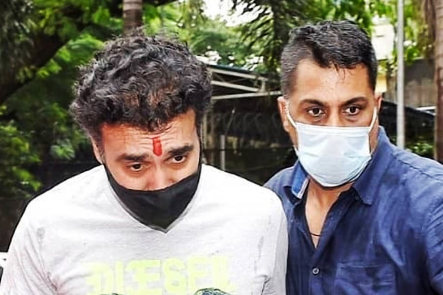 তার পর ক্যামেরার লেন্স থেকে দূরত্ব বজায় রেখে চলেছেন তিনি। রাস্তায় ক্যামেরার সামনাসামনি পড়ে গেলে দেখা যায়, রাজের মুখে মাস্ক পরা। কোনও ভাবেই মুখ থেকে মাস্ক খুলে প্রকাশ্যে আসেন না তিনি।